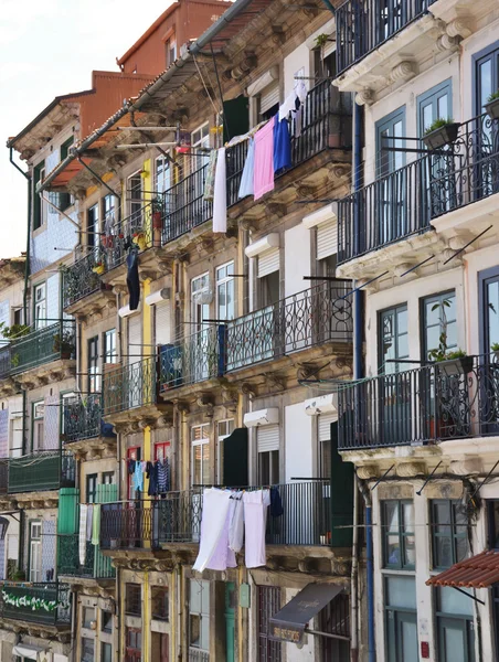 Fachada de un antiguo edificio en Oporto — Foto de Stock