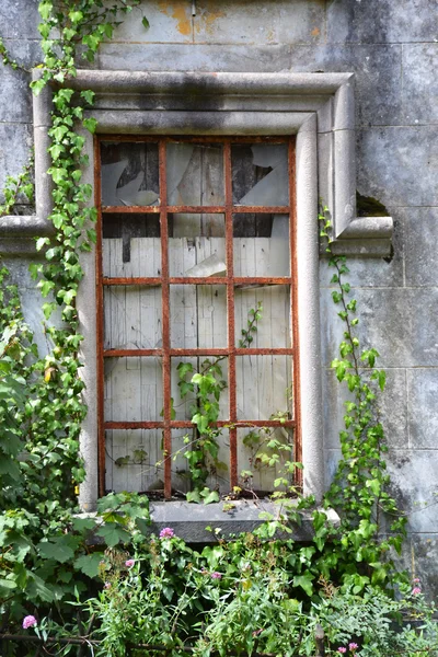 Vecchia finestra di casa — Foto Stock