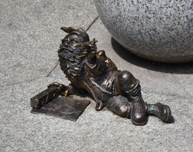 Wrocaw Krasnal Cüce Wroclaw, Polonya sokaklarında dinleniyor