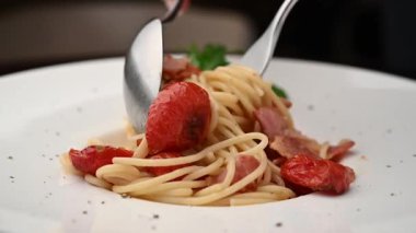 Güneşte kurutulmuş domates ve pastırmalı Carbonara makarnası.