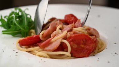 Güneşte kurutulmuş domates ve pastırmalı Carbonara makarnası.