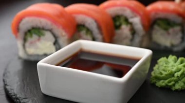 Bir Japon restoranında öğle yemeği. Suşi yiyen adam..