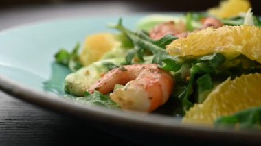 Salatayı karides, portakal ve avokadoyla karıştır.