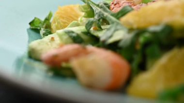 Salatayı karides, portakal ve avokadoyla karıştır.