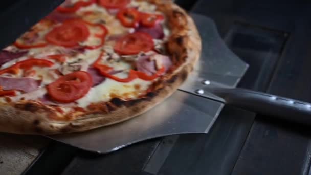 Σεφ Βγάζει Την Πίτσα Από Φούρνο — Αρχείο Βίντεο
