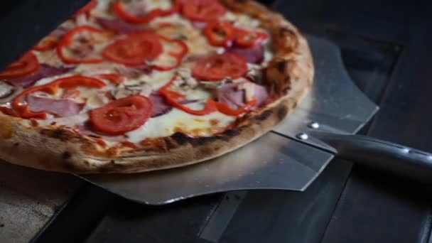 Chef Haalt Pizza Uit Oven — Stockvideo