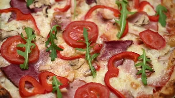 Italian Pizza Wititalian Pizza Ham Tomatoes Paprika Arugula Wooden Table — Stock Video