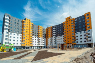 Kiev, Ukrayna, 20 Eylül 2020, yeni apartman, yeni bina. Arka planda mavi gökyüzü ve balkonları olan yeni apartmanlar.