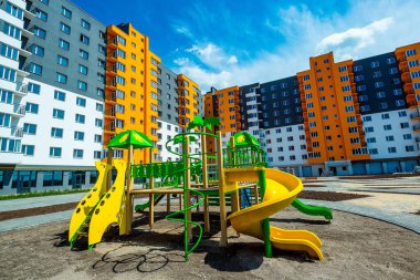 Kiev, Ukrayna, 20 Eylül 2020, yeni apartman, yeni bina. Arka planda mavi gökyüzü ve balkonları olan yeni apartmanlar.