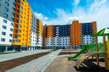 Kiev, Ukrayna, 20 Eylül 2020, yeni apartman, yeni bina. Arka planda mavi gökyüzü ve balkonları olan yeni apartmanlar.