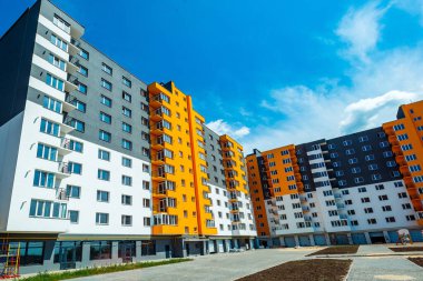 Kiev, Ukrayna, 20 Eylül 2020, yeni apartman, yeni bina. Arka planda mavi gökyüzü ve balkonları olan yeni apartmanlar.