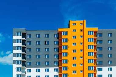 Kiev, Ukrayna, 20 Eylül 2020, yeni apartman, yeni bina. Arka planda mavi gökyüzü ve balkonları olan yeni apartmanlar.