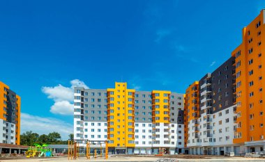 Kiev, Ukrayna, 20 Eylül 2020, yeni apartman, yeni bina. Arka planda mavi gökyüzü ve balkonları olan yeni apartmanlar.