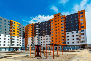 Kiev, Ukrayna, 20 Eylül 2020, yeni apartman, yeni bina. Arka planda mavi gökyüzü ve balkonları olan yeni apartmanlar.