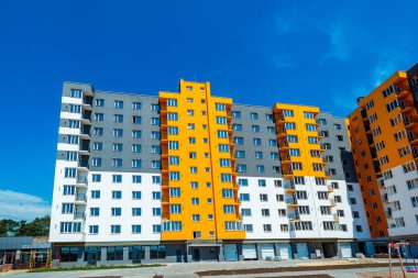 Kiev, Ukrayna, 20 Eylül 2020, yeni apartman, yeni bina. Arka planda mavi gökyüzü ve balkonları olan yeni apartmanlar.