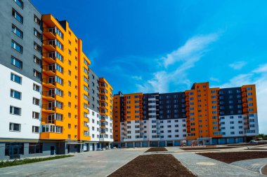 Kiev, Ukrayna, 20 Eylül 2020, yeni apartman, yeni bina. Arka planda mavi gökyüzü ve balkonları olan yeni apartmanlar.