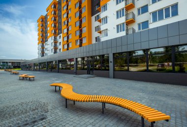 Kiev, Ukrayna, 20 Eylül 2020, yeni apartman, yeni bina. Arka planda mavi gökyüzü ve balkonları olan yeni apartmanlar.