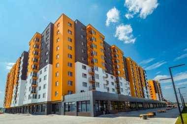 Kiev, Ukrayna, 20 Eylül 2020, yeni apartman, yeni bina. Arka planda mavi gökyüzü ve balkonları olan yeni apartmanlar.