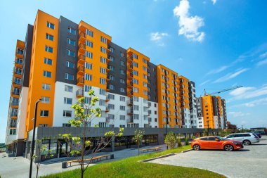 Kiev, Ukrayna, 20 Eylül 2020, yeni apartman, yeni bina. Arka planda mavi gökyüzü ve balkonları olan yeni apartmanlar.