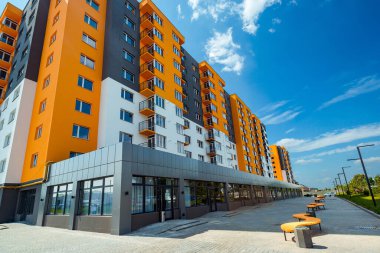 Kiev, Ukrayna, 20 Eylül 2020, yeni apartman, yeni bina. Arka planda mavi gökyüzü ve balkonları olan yeni apartmanlar.