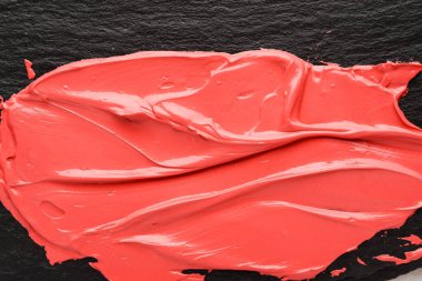 Koyu arkaplanda boya dokusu.