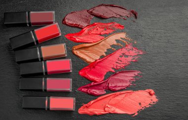 Dudak parlatıcının dokusu. Mevsimin moda renkleri