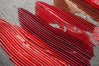 Dudak parlatıcının dokusu. Mevsimin moda renkleri