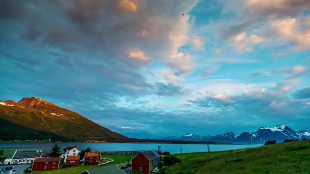 Tijd verstrijkt voorwaarts en achterwaarts beelden van wolken in de lucht over rotsachtige uitlopers in Noorwegen — Stockvideo
