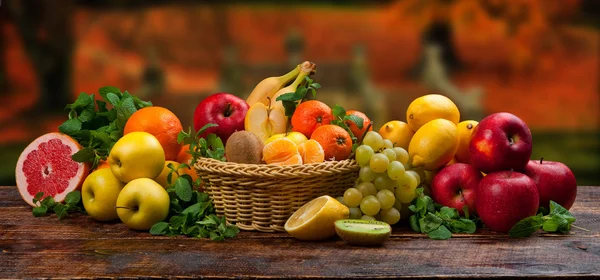 Frutas maduras en la mesa — Foto de Stock