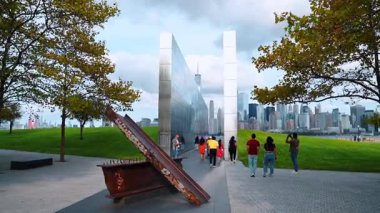 Jersey City ve Manhattan manzaralı park alanı. Jersey 'de sakin bir park alanı. Manhattan' a tepeden bakan bankları ve lambaları var..