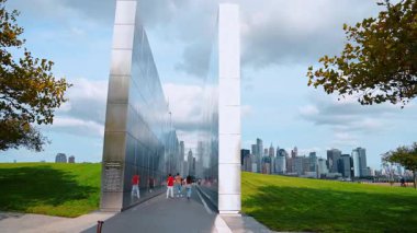 Jersey City ve Manhattan manzaralı park alanı. Jersey 'de sakin bir park alanı. Manhattan' a tepeden bakan bankları ve lambaları var..