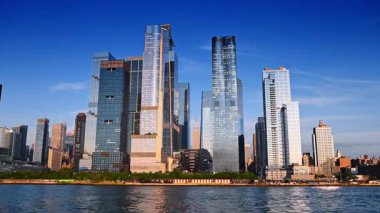 New York, ABD, 1 Ağustos 2025: Hudson Yards Manhattan 'ın modern gökdelenleri. Hudson Yards 'ın Manhattan' daki gökdelenleri günbatımını yansıtıyor..