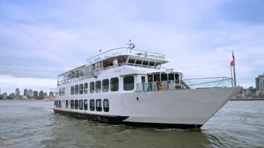 New York, ABD, 1 Ağustos 2025: New York 'taki Hudson Nehri' nde seyir gemisi. Hudson Nehri 'nde yelken açan büyük bir yolcu gemisi..