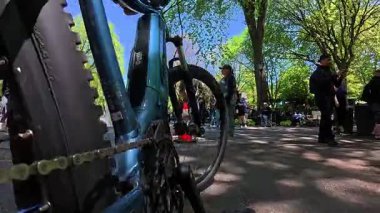 New York, ABD, 1 Ağustos 2025: Central Park film ekibiyle bisiklete binmek. New York 'ta güneşli bir günde Central Park' ta bir film ekibinin yanına park edilmiş bisiklet..