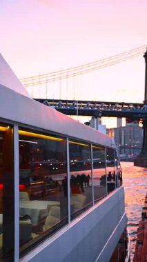 New York, ABD, 1 Ağustos 2025, gün batımında Manhattan Köprüsü. Manhattan Köprüsü manzarası ve günbatımı yansımaları Doğu Nehri üzerinde.