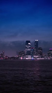 Alacakaranlıkta vinçlerle New York silueti. New York silüeti alacakaranlıkta, nehir kıyısında vinçlerle..
