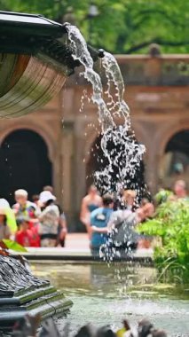 New York, ABD, 1 Ağustos 2025: Bethesda Çeşmesi 'nin su akışına yakın çekim. Central Park 'ta akan suyla Bethesda Çeşmesi' nin detaylı çekimi..