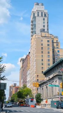 New York, ABD, 1 Ağustos 2025: Manhattan 'da Central Park West Caddesi manzarası. Central Park 'ın batısı, mavi gökyüzü altında tarihi ve modern binalar..