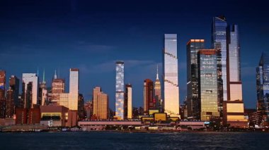 New York, ABD, 1 Ağustos 2025: Hudson Yards gökdelenleri gün batımında. Modern Hudson Metrosu gökdelenleri altın günbatımı ışığını yansıtıyor.