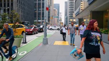 New York, ABD, 1 Ağustos 2025: Manhattan 'da bisikletçiler ve yayalar ile sokak hayatı New York' ta yürüyen ve bisiklete binen insanlarla dolu Manhattan caddesi.