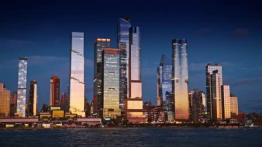 New York, ABD, 1 Ağustos 2025: Hudson Yards 'ın akşam silueti. New York Hudson Metrosu 'nun silueti akşam ışığında parlıyor..