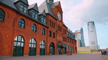 Jersey City, ABD, 14 Temmuz 2025, saat kulesi ve gökdelenleri olan Liberty State Park terminali. Saat kulesi olan kırmızı tuğlalı Özgürlük Parkı terminali.