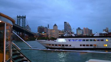 New York, ABD, 1 Ağustos 2025, New York 'taki Manhattan Köprüsü' nün altından geçen bir yolcu gemisi. Manhattan Köprüsü 'nün altından büyük beyaz bir yolcu gemisi geçiyor.