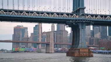 Manhattan Köprüsü ve Brooklyn Köprüsü 'nün doğu nehri üzerindeki görüntüsü. Manhattan Köprüsü ve Brooklyn Köprüsü Doğu Nehri boyunca uzanır.
