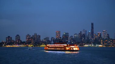 New York, ABD, 1 Ağustos 2025: Staten Island Feribotu gece New York silueti ile. Staten Island feribotu Hudson Nehri 'nden geçiyor.