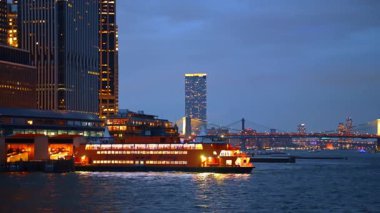New York, ABD, 1 Ağustos 2025, Manhattan yakınlarındaki Staten Island Feribotu. Parlak turuncu Staten Island feribotu Manhattan yakınlarında aydınlık gökdelenleri ile denize açılıyor.
