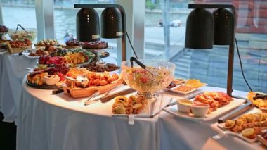 Açık büfede sosisli sandviç, meyve ve atıştırmalıklar. Bir yolcu gemisinde sosisli, meyve ve aperatiflerle dolu renkli bir büfe..