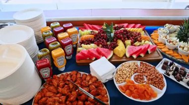 New York, ABD, 1 Ağustos 2025: Yolcu gemisinde meyve ve tatlı büfesi düzenlemesi. Taze meyve, tatlı, fındık ve salata dolu renkli masa bir yolcu gemisinin yemek salonunda servis ediliyor..