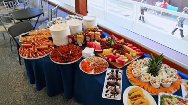 New York, ABD, 1 Ağustos 2025: Gemide meyve, salata ve tatlı bulunan renkli büfe masası. Taco, meyve, fındık, tatlı ve salatalarla dolu geniş bir açık büfe..