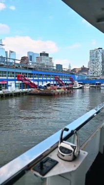 New York, ABD, 3 Ağustos 2025: Chelsea Piers Manhattan 'daki bir tekneden manzaralı. Manhattan 'daki Hudson Nehri' ne yanaşan Chelsea Piers ve botlarının gündüz görüntüsü.